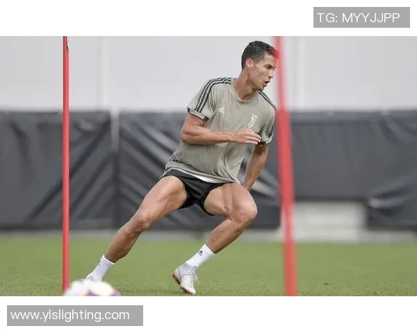 足球明星帅哥腹肌魅力大揭秘展现运动员完美身材与健康生活方式